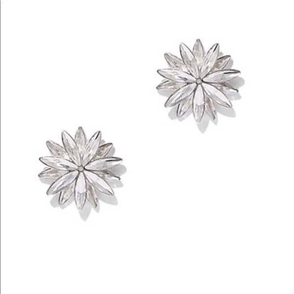 Silver flower post earrings - Picture 2 of 4